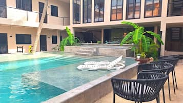 Una piscina al aire libre (de 07:00 a 22:30), tumbonas