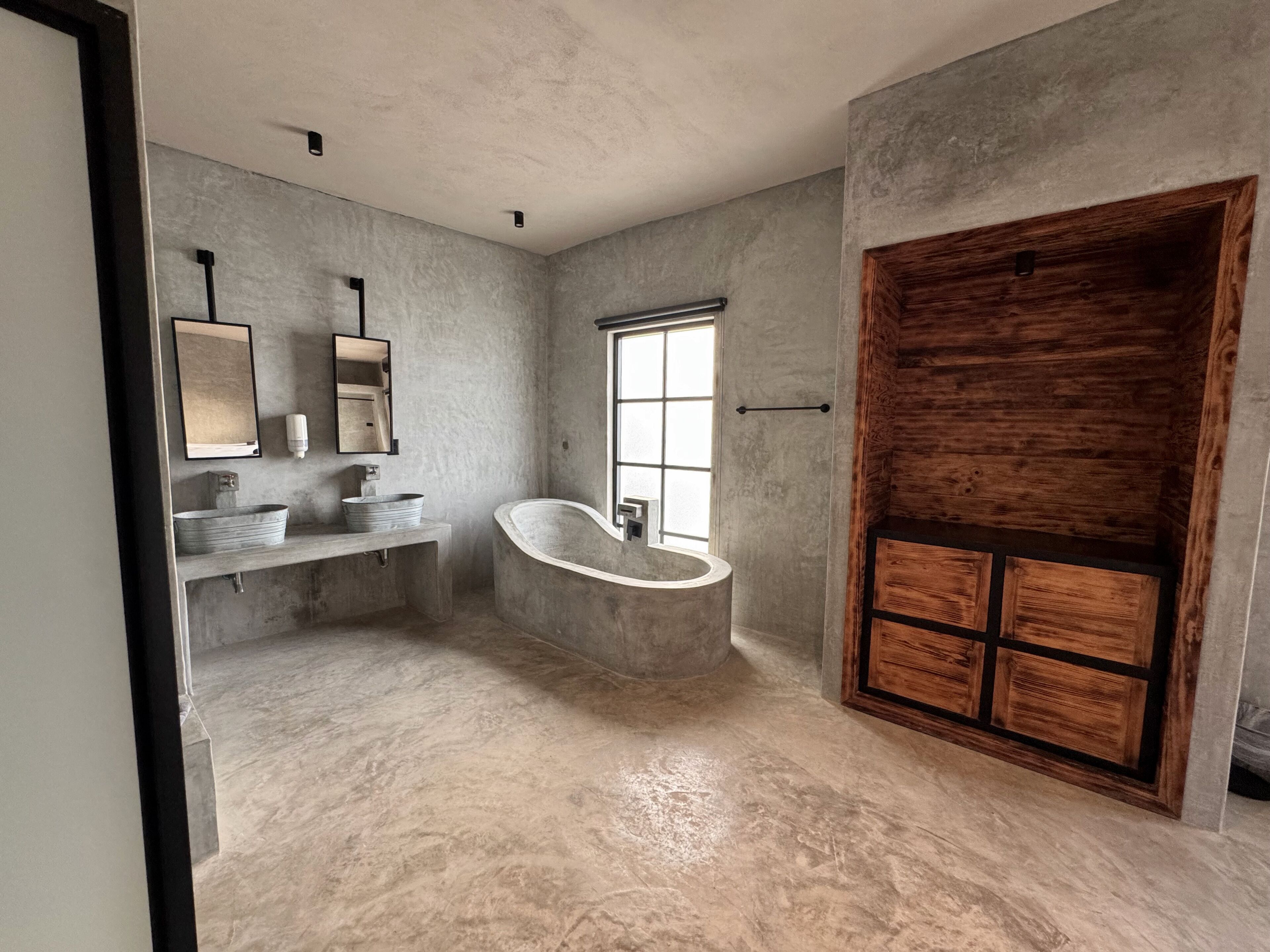 Habitación Deluxe doble | Baño | Ducha y bañera combinadas, toallas, jabón y papel higiénico