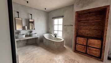 Habitación doble Deluxe | Baño | Tina con regadera, toallas, jabón, papel de baño