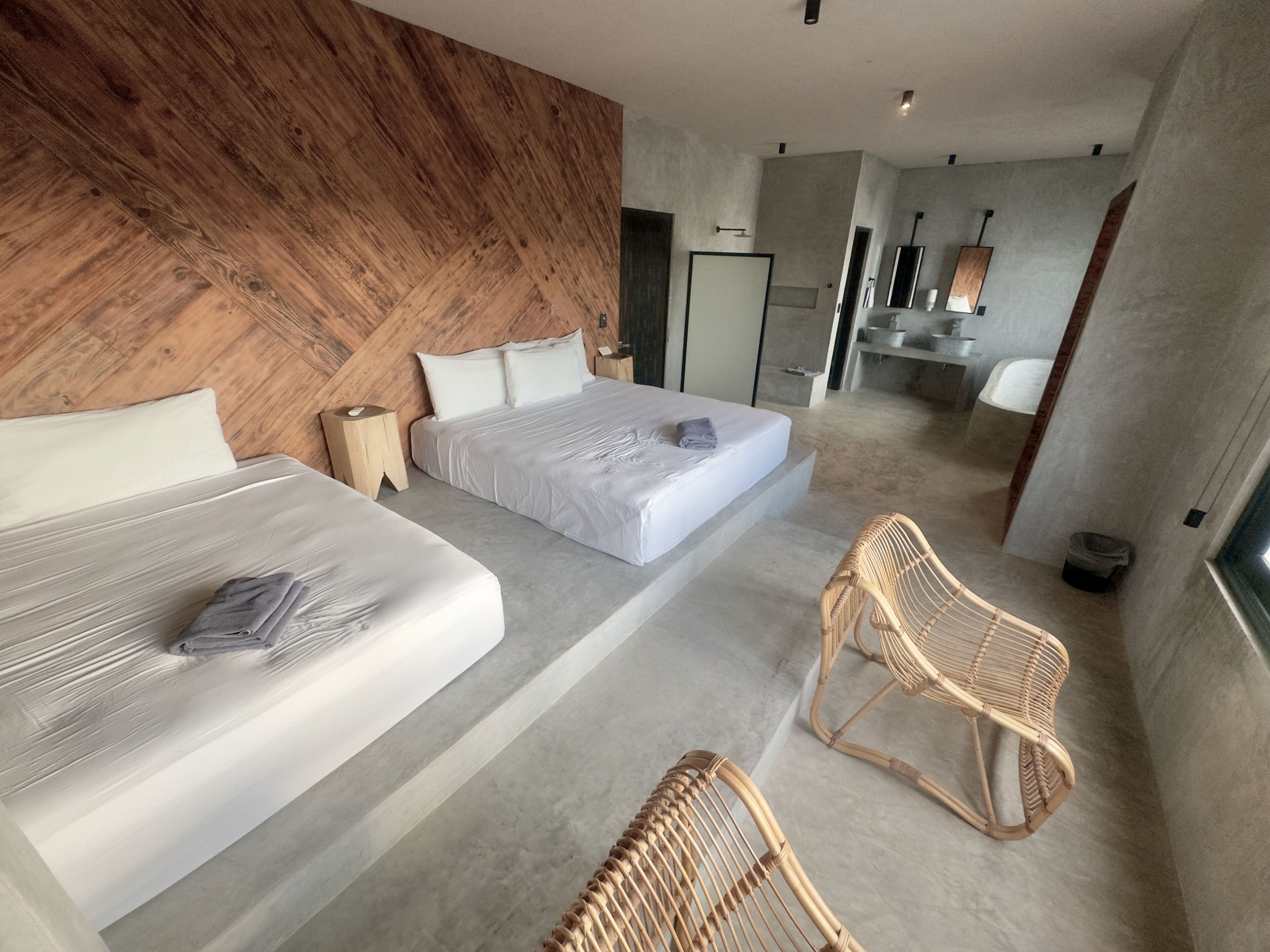 Cortinas blackout, wifi gratis y ropa de cama 