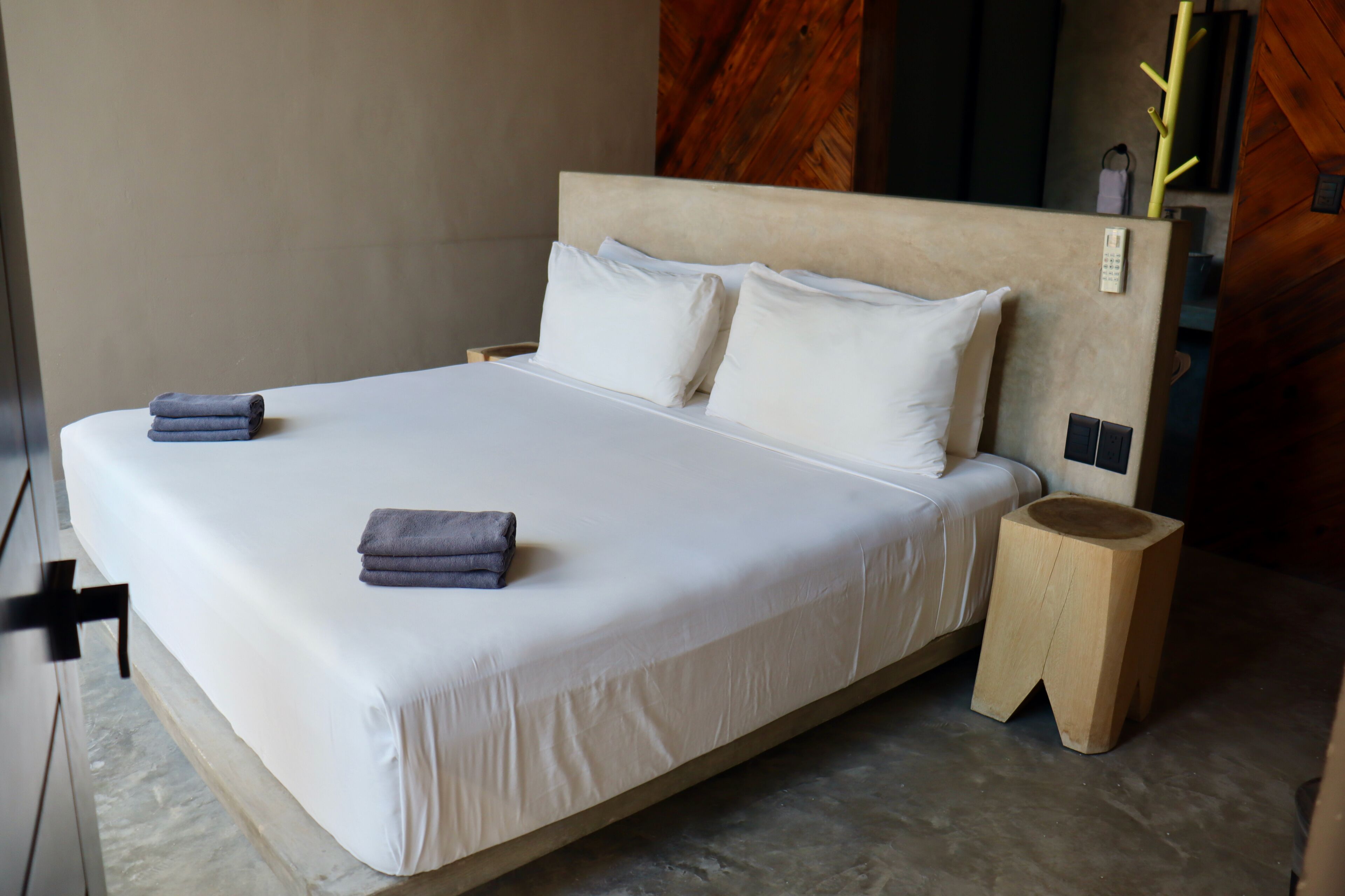 Cortinas blackout, wifi gratis y ropa de cama 