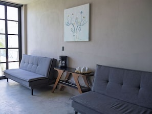 Cortinas blackout, wifi gratis y ropa de cama