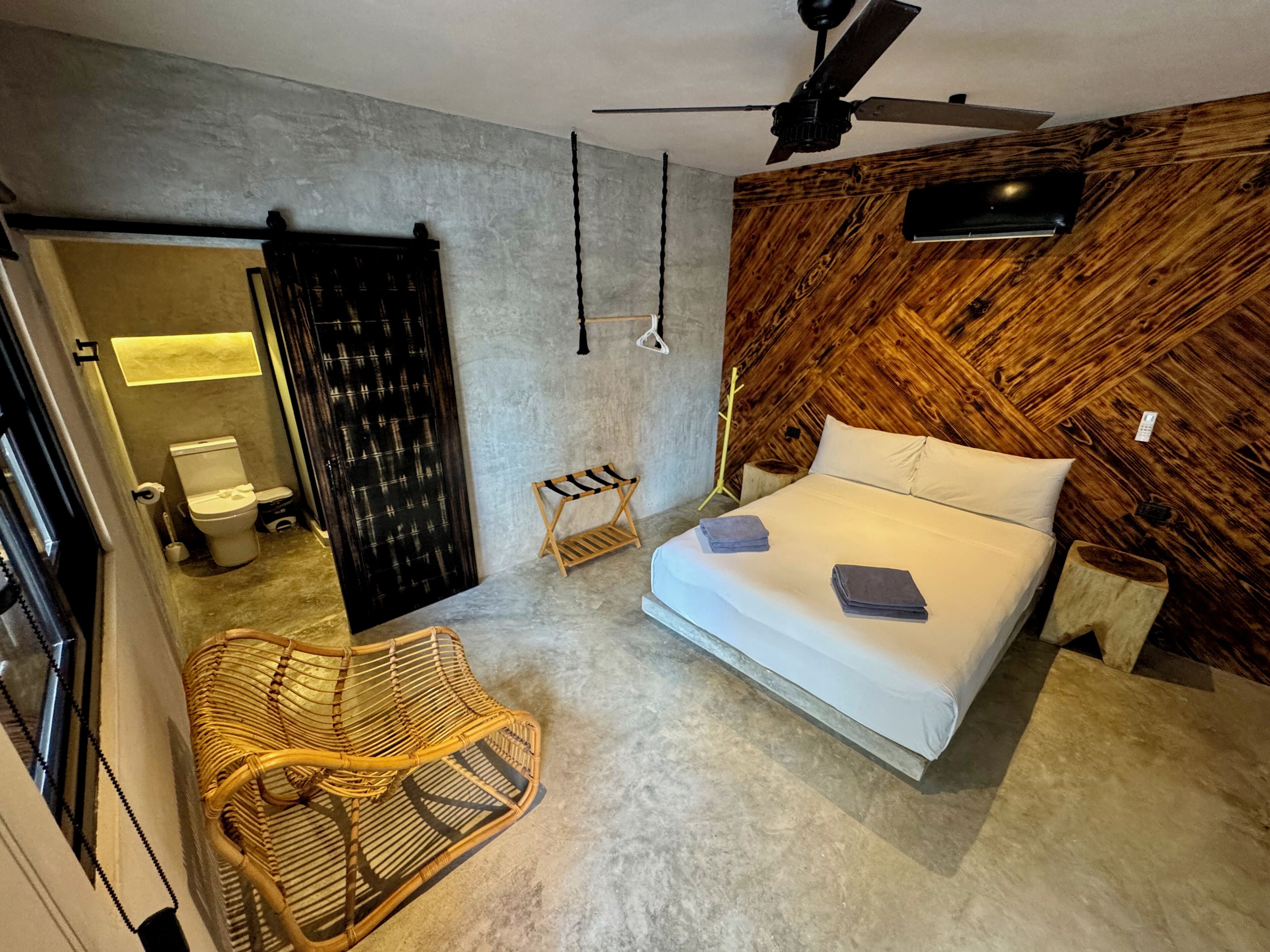 Cortinas blackout, wifi gratis y ropa de cama 