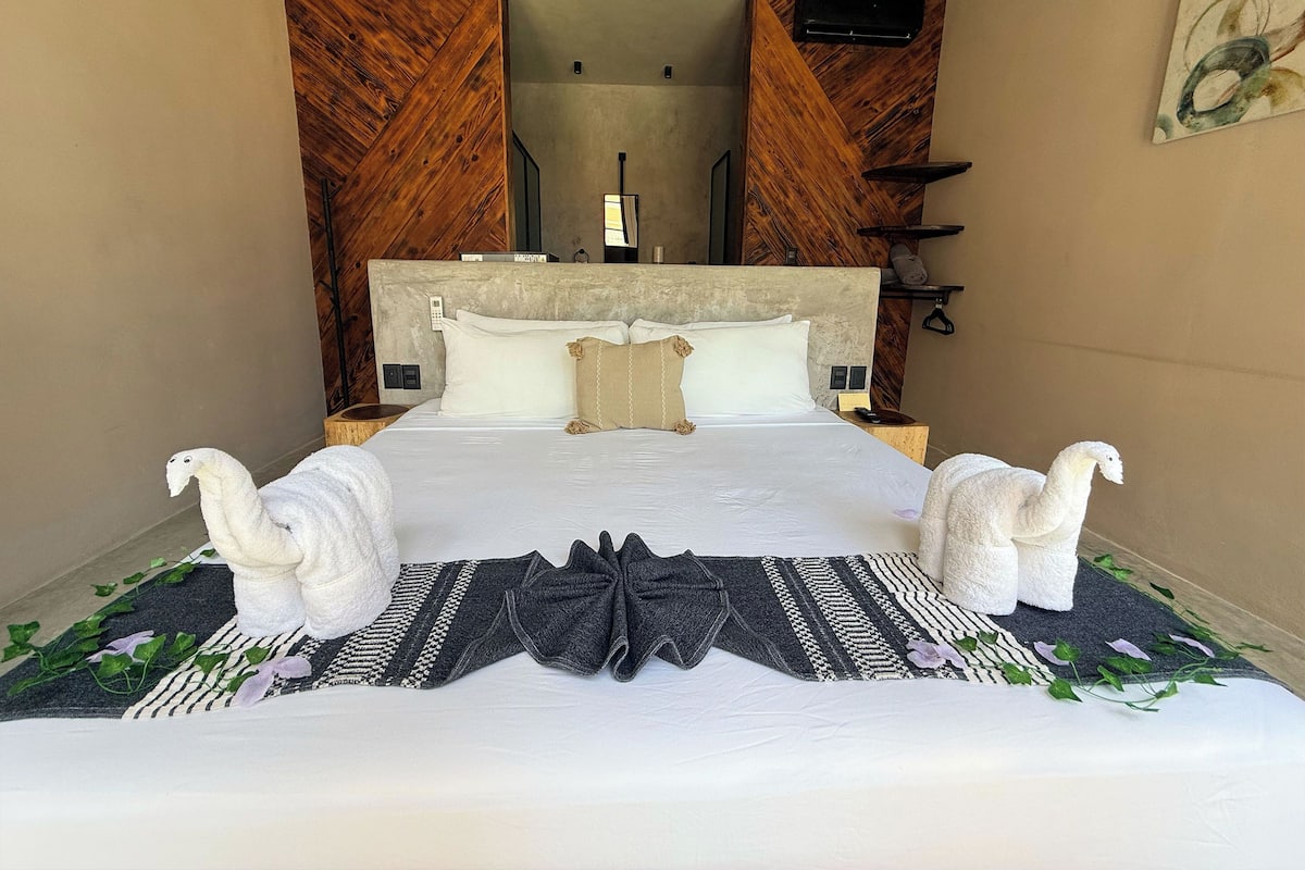 Cortinas blackout, wifi gratis y ropa de cama