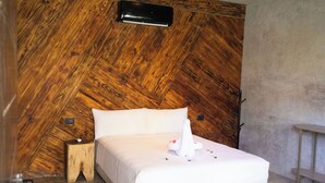 Habitación Deluxe, 1 cama Queen size | Cortinas blackout, wifi gratis y ropa de cama 