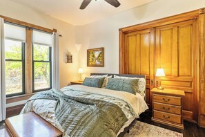 4 quartos, escrivaninha, ferros/tábuas de passar roupa, berço de viagem