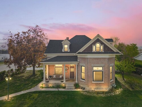 The Cottage At 213 | Copper Tub | Porch + Yard