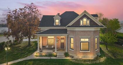 The Cottage At 213 | Copper Tub | Porch + Yard