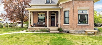 The Cottage At 213 | Copper Tub | Porch + Yard