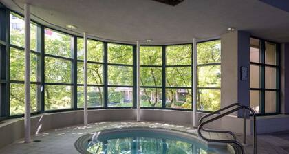 Centrally located downtown Vancouver condo with 1 free parking