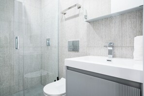 Een haardroger, handdoeken, zeep, toiletpapier