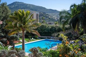 Una piscina al aire libre de temporada