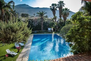 Una piscina al aire libre de temporada