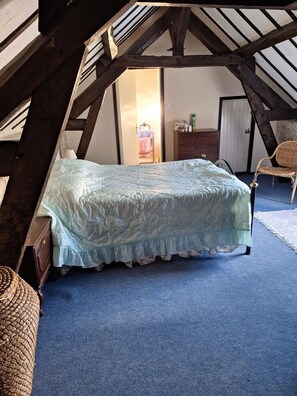 Room - Holiday Home 'Le Ecurie' with Shared Pool, Private Terrace and Wi-Fi (Allonnes)