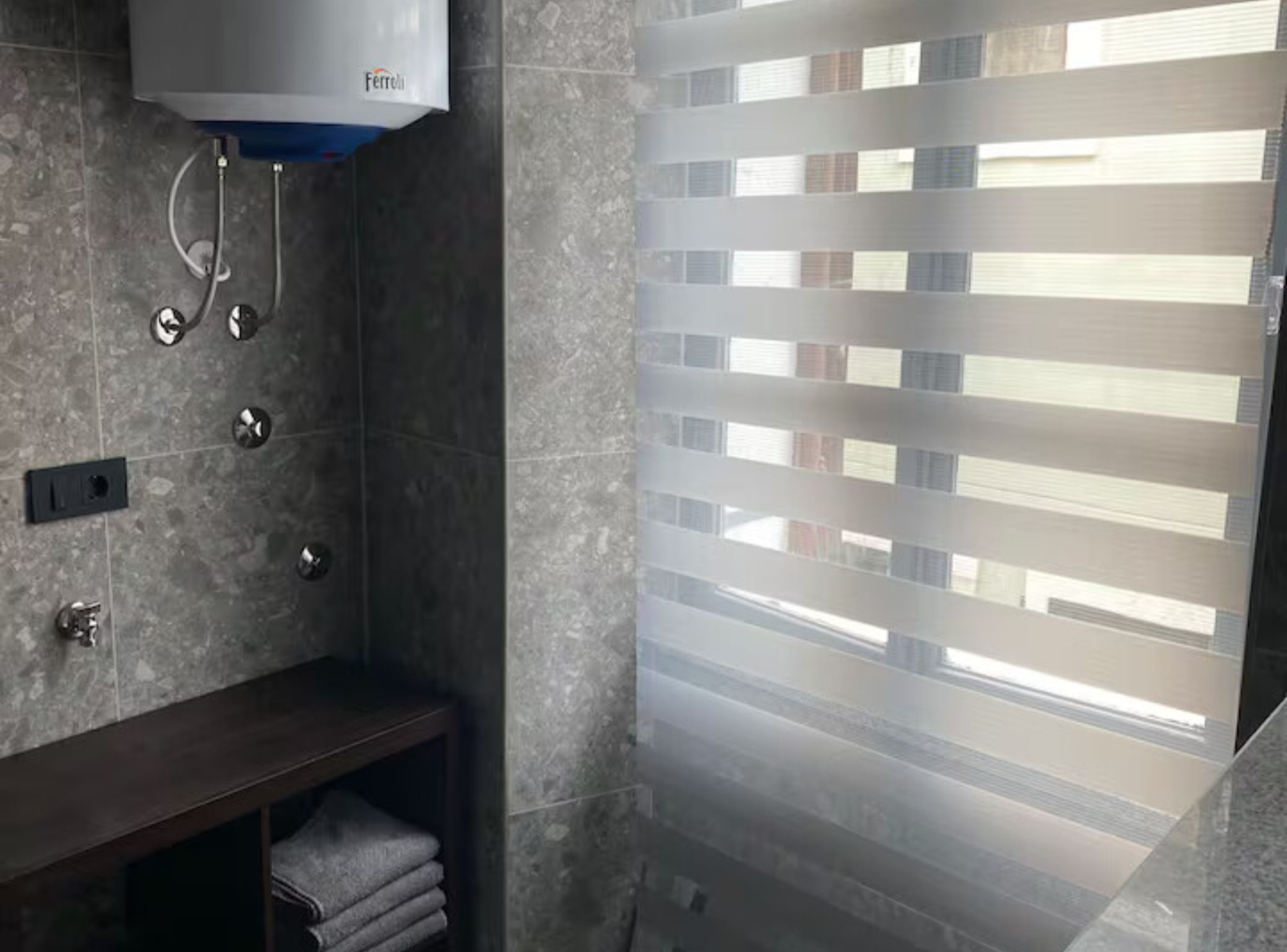 شقة (One bedroom Apartment) | حمام | تجهيزات دش، مناشف