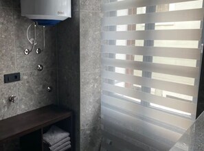 아파트 (One bedroom Apartment) | 욕실 | 샤워 시설, 타월