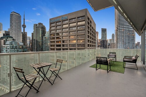 Harbour Westin Lake View Suite & CN Tower