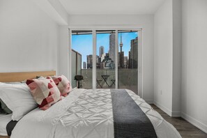 2 bedrooms, iron/ironing board, WiFi, bed sheets - Harbour Westin Lake View Suite & CN Tower (Toronto)