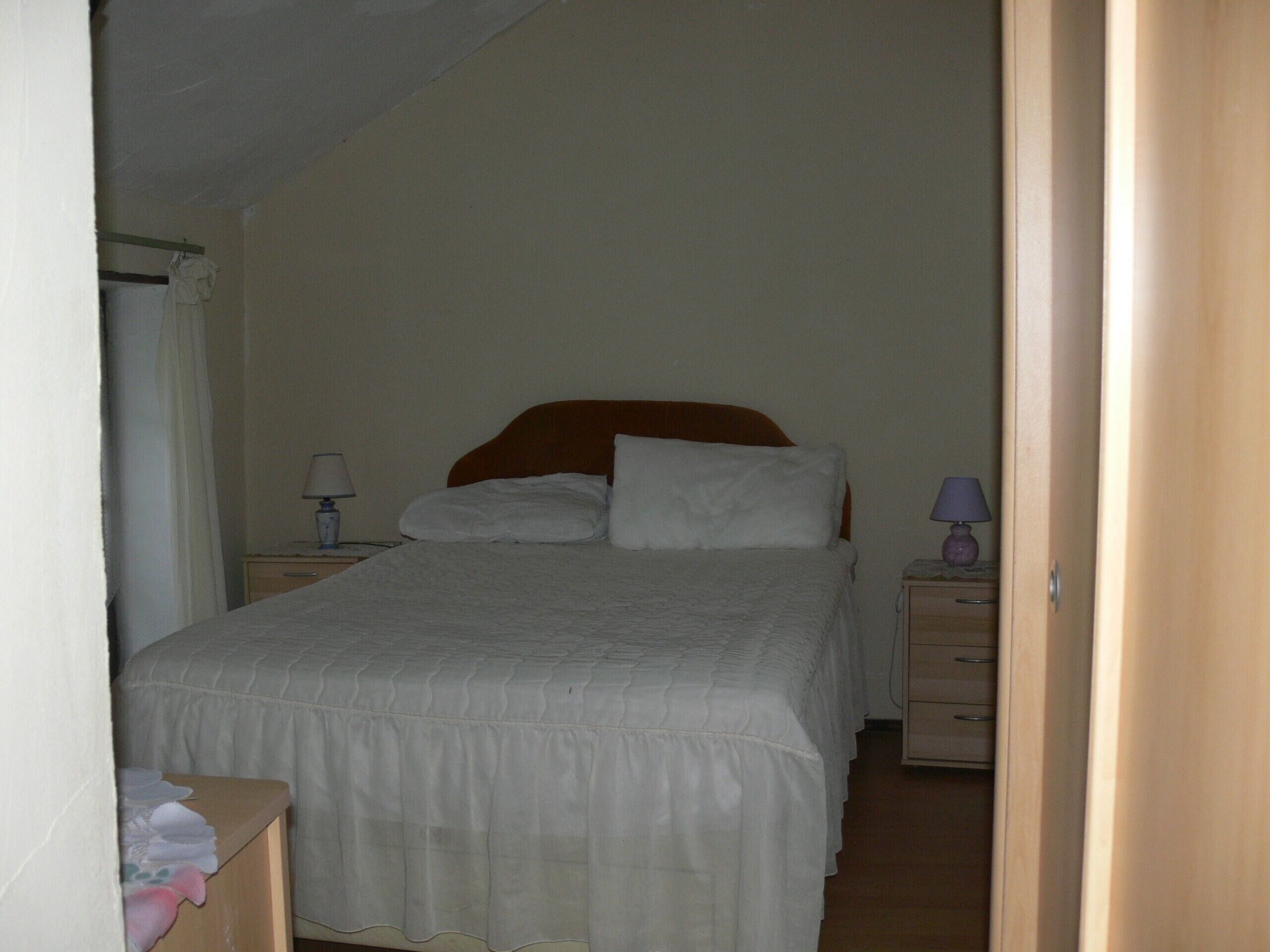 4 habitaciones, tabla de planchar con plancha, wifi y ropa de cama 