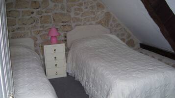 3 bedrooms, iron/ironing board, WiFi, bed sheets