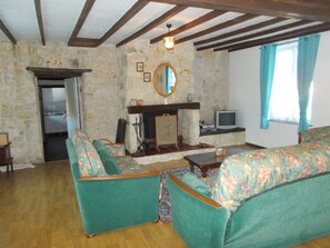Living area - Cottage 'La Laverie' with Shared Pool, Shared Garden and Wi-Fi (Allonnes)