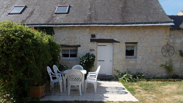 A stone building with a door, windows, and a wheel. - Cottage 'La Laverie' with Shared Pool, Shared Garden and Wi-Fi (Allonnes)