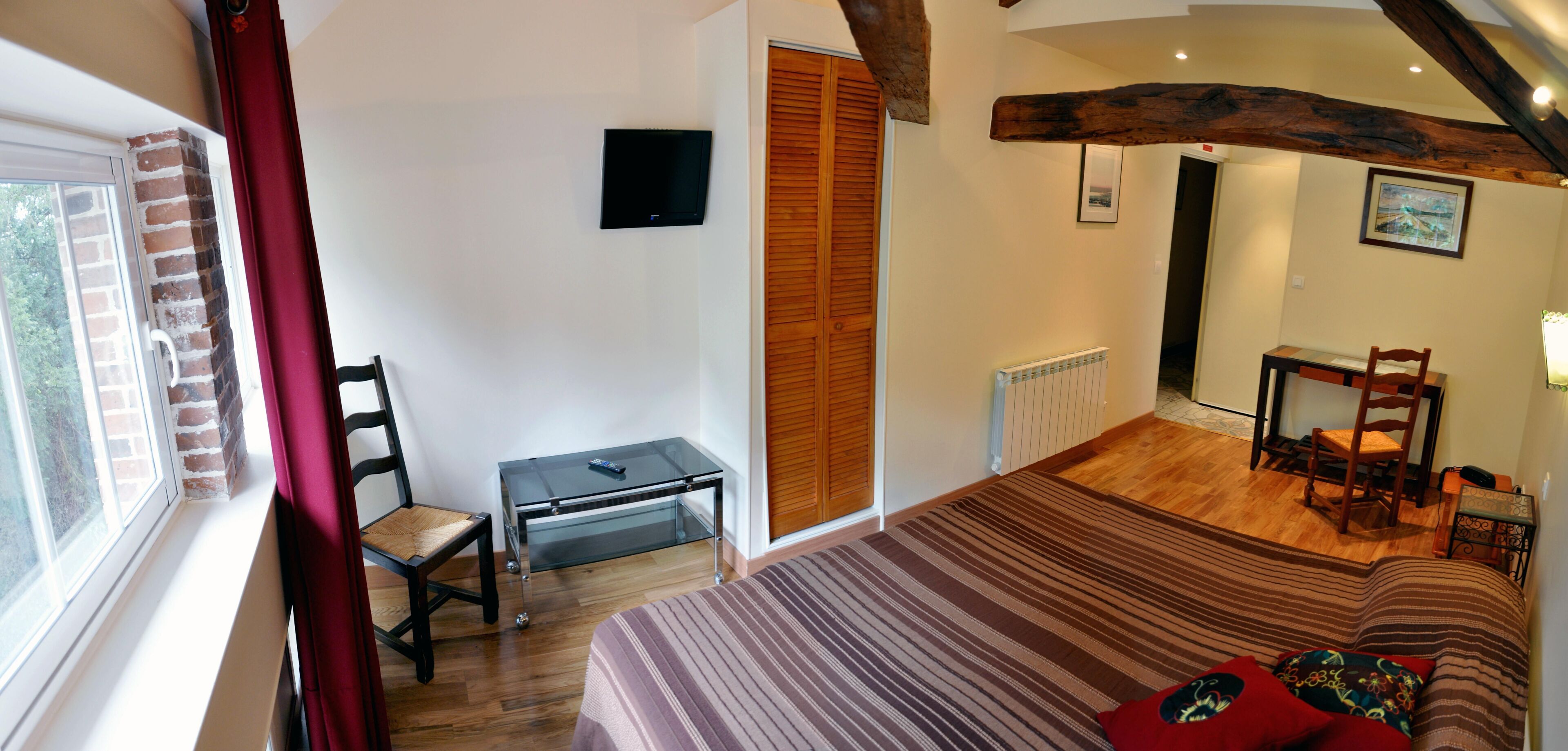5 bedrooms, iron/ironing board, Internet, bed sheets