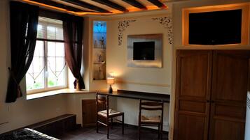 5 bedrooms, iron/ironing board, internet, bed sheets