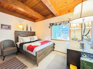 Iron/ironing board, WiFi, bed sheets - Alpine Lookout Cabin: 2 Balconies + Private Suite (Running Springs)