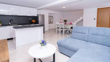 House (Holiday Home Rosalia) | Living room | 32-inch flat-screen TV with satellite channels
