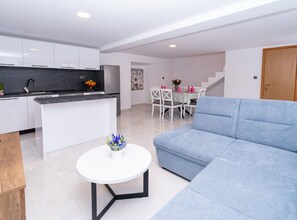 House (Holiday Home Rosalia) | Living room | 32-inch flat-screen TV with satellite channels - Holiday Home Rosalia (Konavle)