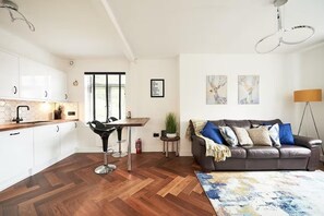 Living area - Apartment Sleeps 5 With Parking (Manchester)