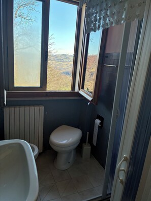 Shower, hair dryer, bidet, towels - Apartment in the midst of nature that will help regenerate your body and mind (Castiglione dei Pepoli)
