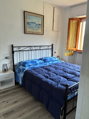 2 sovrum, strykjärn/strykbräda och sängkläder