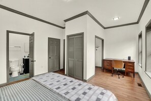 2 bedrooms, Internet, bed sheets - NEW Downtown York 2B Getaway. Modern Comfort. (York)