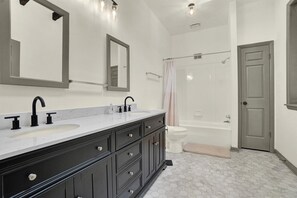 Shower, hair dryer, towels, toilet paper - NEW Downtown York 2B Getaway. Modern Comfort. (York)