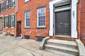 Exterior detail - NEW Downtown York 2B Getaway. Modern Comfort. (York)