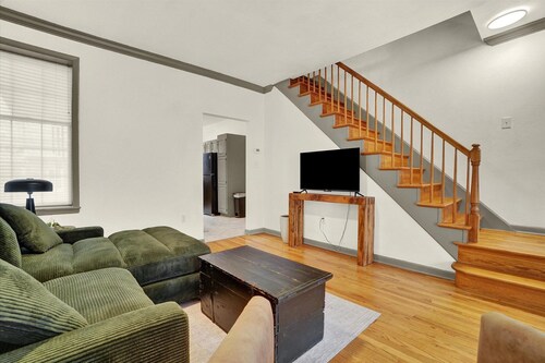 NEW Downtown York 2B Getaway. Modern Comfort.