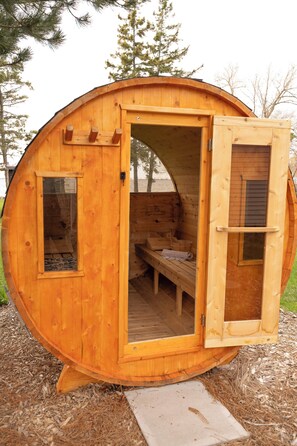 Sauna - 4BR Lake Access Cottagen Sauna + Firepit w/ WiFi TV (Carrying Place)