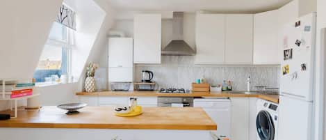 Fridge, oven, stovetop, dishwasher