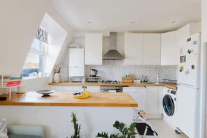 Fridge, oven, stovetop, dishwasher - Sunny 1BD Flat in the Heart of Maida Vale (Greater London)