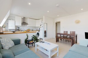 A modern apartment with a living room, dining area, and kitchen. - Sunny 1BD Flat in the Heart of Maida Vale (Greater London)
