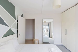 1 bedroom, iron/ironing board, Internet, bed sheets - Sunny 1BD Flat in the Heart of Maida Vale (Greater London)
