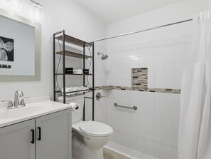 Shower, hair dryer, towels, toilet paper - Fort Worth Casa 2 Is Ready For You (Fort Worth)