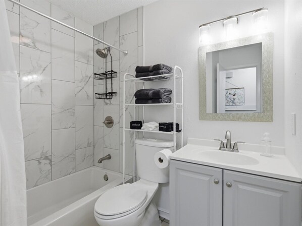 Shower, hair dryer, towels, toilet paper - Fort Worth Casa 2 Is Ready For You (Fort Worth)