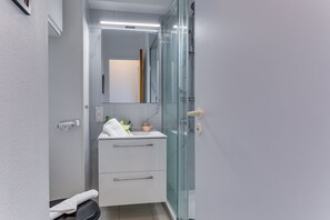 Shower, towels - ANGE GARDIEN VI AP4502 By Riviera Holiday Homes (Villefranche-sur-Mer)