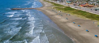Short walk to beach/close to attractions