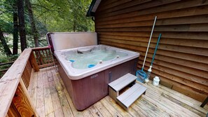 Outdoor spa tub - Scotts Creek Cabins - Hillside (Logan)