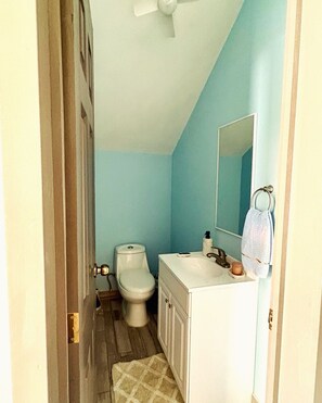 Haartrockner, Handtücher, Seife, Toilettenpapier