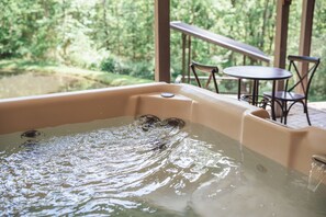 Outdoor spa tub - Scotts Creek Cabins - Hem Loch (Logan)